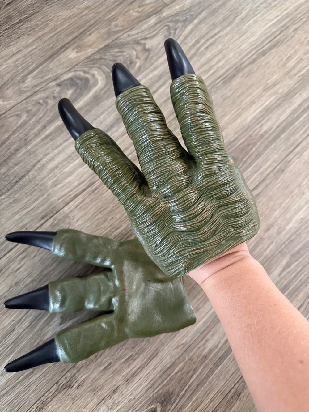Jurassic World Velociraptor  Claws Dinosaur One-Size Costume Gloves